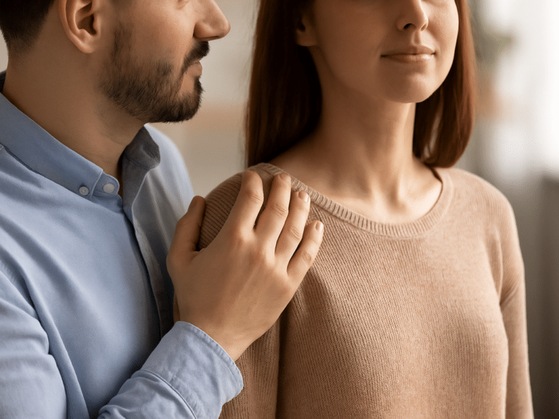 toucher l'épaule d'une femme signification